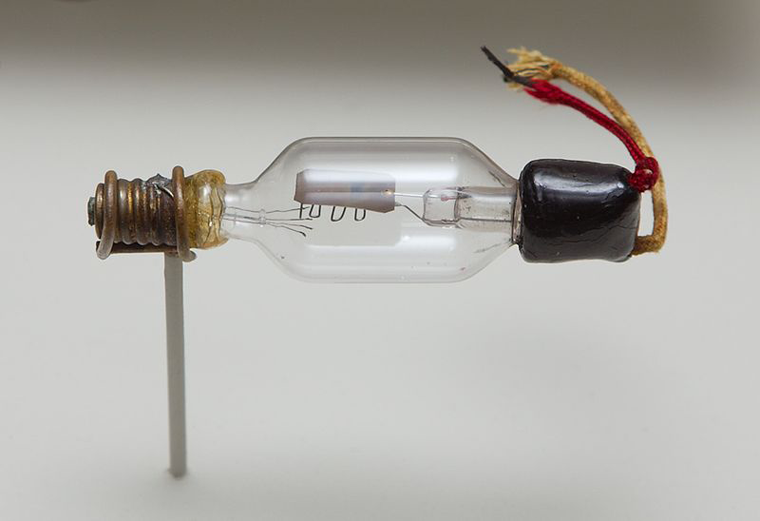 audion_triode_tube_1906.png
